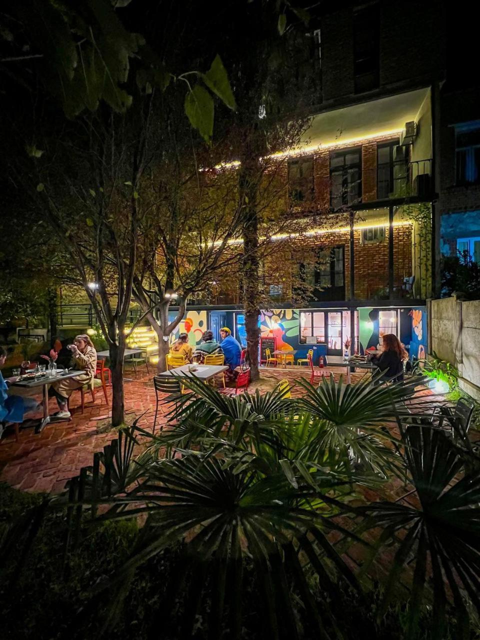 Black Tomato Hostel Kʼutʼaisi Exterior foto
